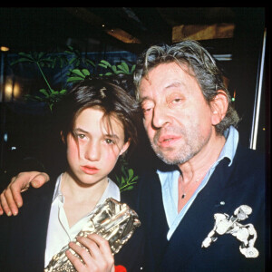 Charlotte Gainsbourg a parlé de sa relation complexe avec son père, légende de la musique française
Charlotte Gainsbourg avec son père Serge lors des César