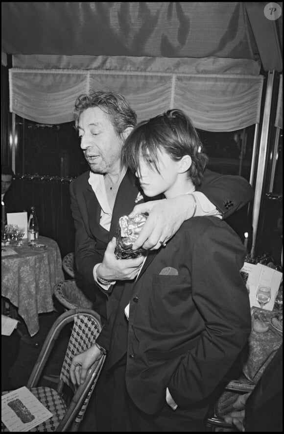 Charlotte Gainsbourg avec son père Serge en 1986 lors des César