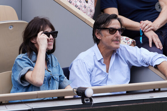 Yvan Attal et sa compagne Charlotte Gainsbourg - Célébrités en tribunes des Internationaux de France de tennis de Roland Garros 2023 à Paris le 11 juin 2023. © Jacovides-Moreau/Bestimage