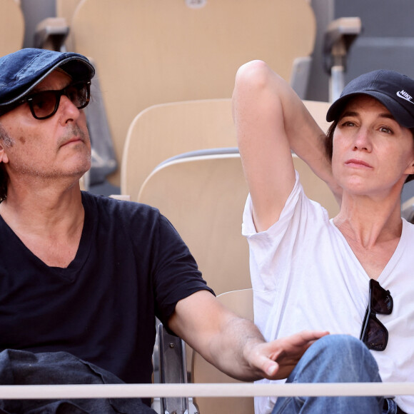 Aujourd'hui, l'Effrontée est devenue maman de trois enfants, avec Yvan Attal
Charlotte Gainsbourg et son compagnon Yvan Attal en tribunes lors des Internationaux de France de tennis de Roland Garros 2023, à Paris, France, le 9 juin 2023. © Jacovides-Moreau/Bestimage