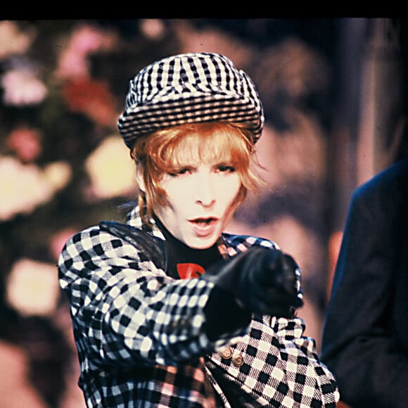 Mylène Farmer avec une casquette gavroche en live