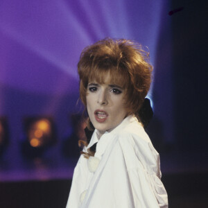 En France, à Paris, Mylène Farmer chantant sur le plateau de "Sacrée soirée" le 24 mars 1989