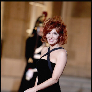 Mylène Farmer, en mars 2010, alors qu'elle se rend au dîner d'état en l'honneur du président Medvedev au palais de l'Elysée