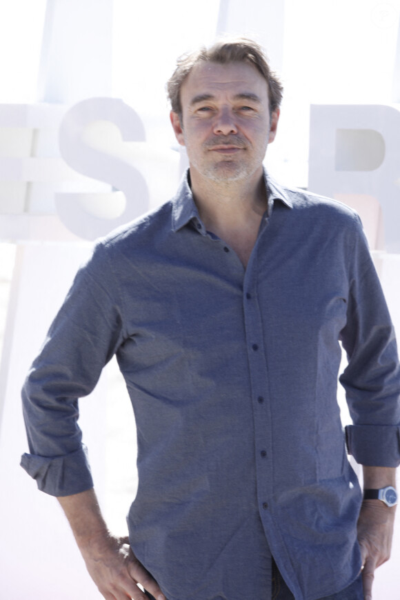 Patrick Puydebat (Les mystères de l'Amour) lors du photocall de 'CanneSeries ' Saison 6 au Palais des Festivals de Cannes le 15 Avril 2023. © Denis Guignebourg/Bestimage