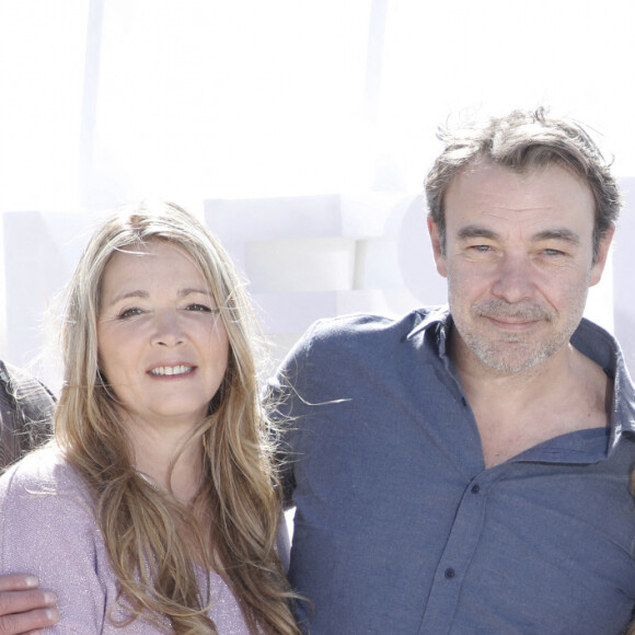 Tom Schacht, Helene Rolles, Laure Guibert et Patrick Puydebat (Les mystères de l'Amour) lors du photocall de 'CanneSeries ' Saison 6 au Palais des Festivals de Cannes le 15 Avril 2023. © Denis Guignebourg/Bestimage