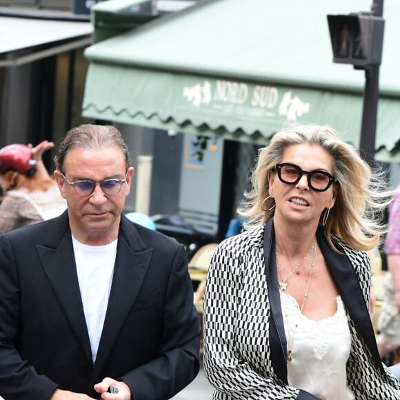 Caroline Margeridon et son compagnon - Mariage de Claude Lelouch à la mairie du 18ème à Paris. Le 17 juin 2023