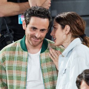 Camille Combal et sa femme Marie en tribunes lors des Internationaux de France de tennis de Roland Garros 2023, à Paris, France, le 6 juin 2023. © Jacovides-Moreau/Bestimage 