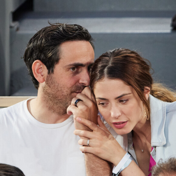 Camille Combal et sa femme Marie en tribunes lors des Internationaux de France de tennis de Roland Garros 2023, à Paris, France, le 6 juin 2023. © Jacovides-Moreau/Bestimage 