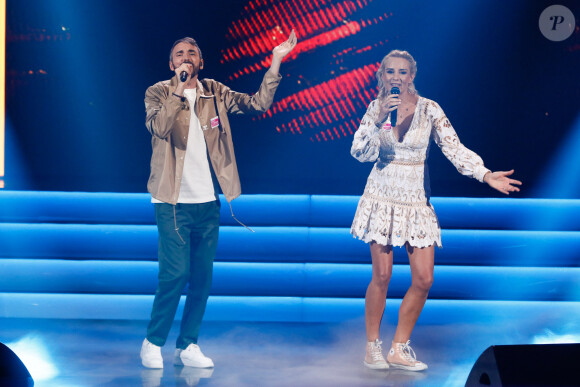 Exclusif - Christophe Willem et Elodie Gossuin chantent "Je tomberai pas" - Enregistrement de l'émission "Tout le monde chante contre le cancer, les stars relèvent le défi" dans le cadre du gala de l'association "Tout le monde chante contre le cancer" présentée par J.Anthony au Dôme de Paris, et diffusée le 4 janvier sur W9. Le 22 novembre 2022 © Christophe Clovis-Coadic Guirec / Bestimage