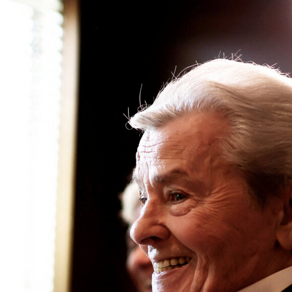 Exclusif - Alain Delon lors d'un tournage avec Cyril.Viguier sur la terrasse du siège de Vivendi à Paris le 8 juillet 2022.  © Dominique Jacovides / Bestimage 