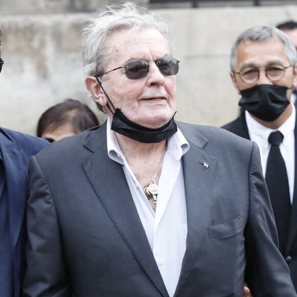 Alain Delon - Obsèques de Jean-Paul Belmondo en en l'église Saint-Germain-des-Prés, à Paris le 10 septembre 2021. © Cyril Moreau / Bestimage 