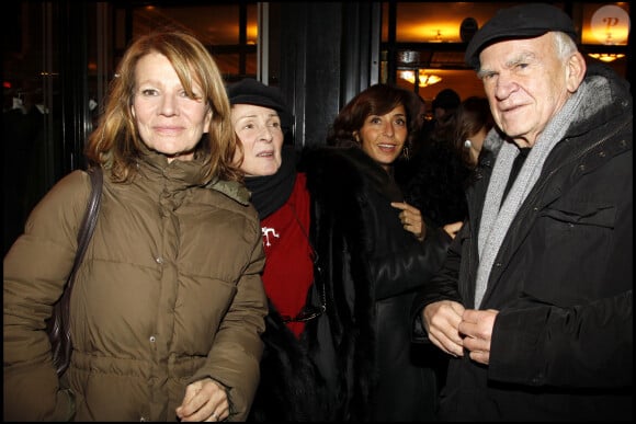 Sa femme Vera, elle aussi Tchèque, doit quant à elle être effondrée.
Milan Kundera, sa femme Vera et Nicole Garcia - Soirée au Café de Flore à l'occasion du 20ème anniversaire de "La règle du Jeu" à Paris