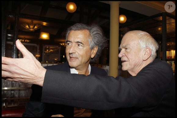 Son ami Bernard-Henri Levy est très triste.
Milan Kundera et Benard-Henri Levy - Soirée au Café de Flore à l'occasion du 20ème anniversaire de "La règle du Jeu" à Paris