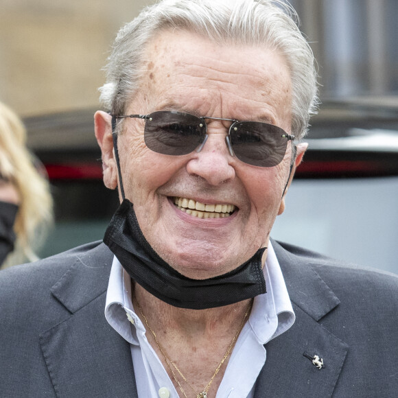 Alain Delon - Obsèques de Jean-Paul Belmondo en en l'église Saint-Germain-des-Prés, à Paris le 10 septembre 2021. © Cyril Moreau / Bestimage