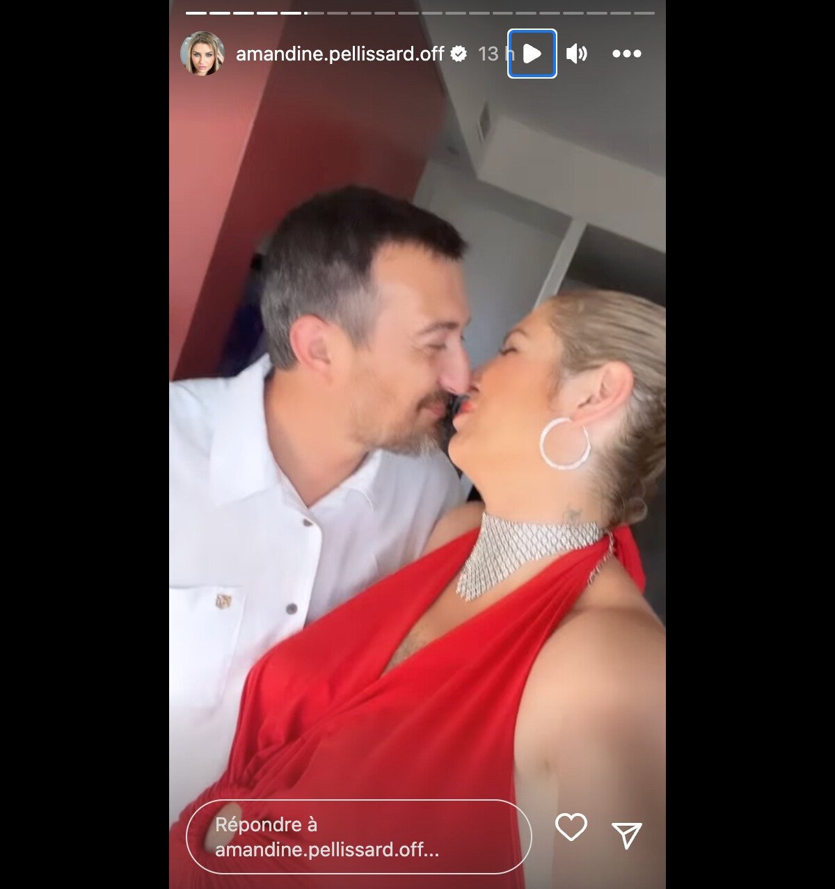 Photo : Ainsi, la nouvelle ennemie de Nathalie Andreani a sorti le grand  jeu : bijoux cliquants, make-up glowy sans oublier la sublime robe rouge  vif ! - Purepeople