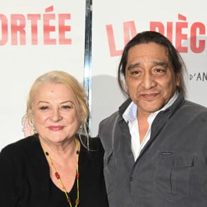 Elle s'est fait cambrioler en 2016
Josiane Balasko et son mari George Aguilar à la première du film "La Pièce Rapportée" au cinéma UGC Ciné Cité Les Halles à Paris, le 30 novembre 2021. © Guirec Coadic/Bestimage 