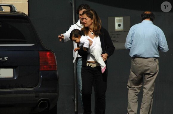Arantxa Sanchez Vicario et son mari accompagnés de leur bébé à Barcelone le 2 mars 2010