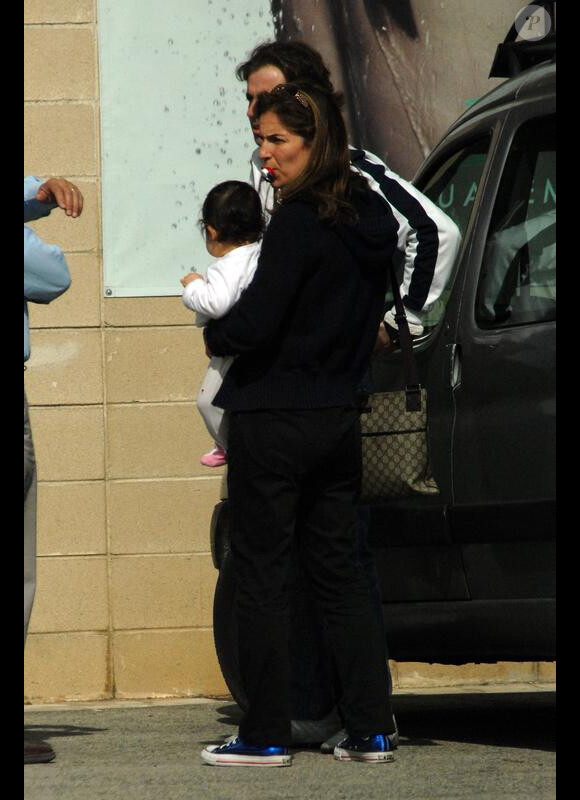 Arantxa Sanchez Vicario et son mari accompagnés de leur bébé à Barcelone le 2 mars 2010