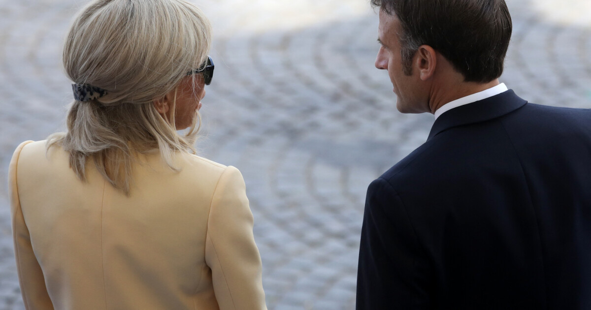 Défilé du 14 juillet Brigitte Macron en boléro jaune pâle, baisemain