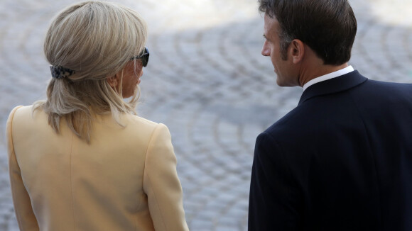 Défilé du 14 juillet : Brigitte Macron en boléro jaune pâle, baise-main inattendu du président Emmanuel Macron