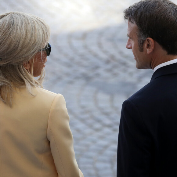 Emmanuel Macron a observé le défilé de la fête nationale française en compagnie de son épouse Brigitte, chic en boléro et robe jaune pâle
Le président français Emmanuel Macron et la première dame, Brigitte Macron lors de la cérémonie du 143ème défilé militaire de la Fête Nationale, sur les Champs-Elysées et la place de la Concorde, à Paris © Stéphane Lemouton/Bestimage