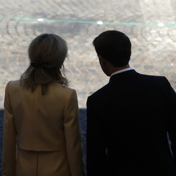 Le président français Emmanuel Macron et la première dame, Brigitte Macron lors de la cérémonie du 143ème défilé militaire du 14 juillet, jour de la Fête Nationale, sur les Champs-Elysées et la place de la Concorde, à Paris, France, le 14 juillet 2023. © Stéphane Lemouton/Bestimage