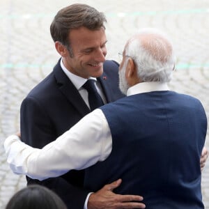 Le président français Emmanuel Macron et le Premier ministre indien, Narendra MODI lors de la cérémonie du 143ème défilé militaire du 14 juillet, jour de la Fête Nationale, sur les Champs-Elysées et la place de la Concorde, à Paris, France, le 14 juillet 2023. © Stéphane Lemouton/Bestimage