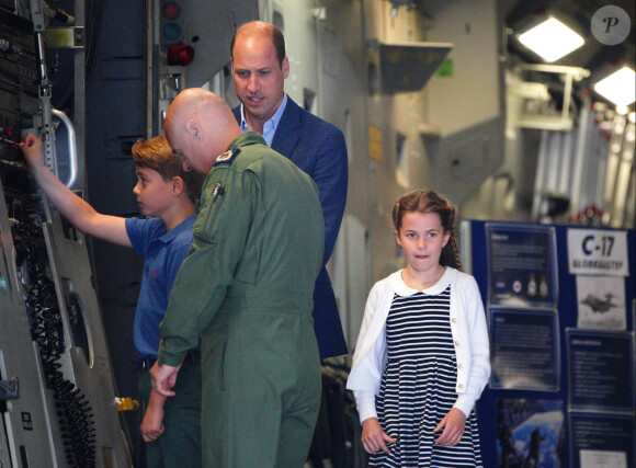 Le prince William, prince de Galles, et Catherine (Kate) Middleton, princesse de Galles, avec leurs enfants le prince George de Galles, et la princesse Charlotte de Galles, lors d'une visite au Royal International Air Tattoo (RIAT) à RAF Fairford, le 14 juillet 2023. 