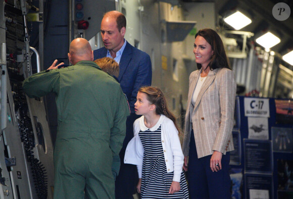 Le prince William, prince de Galles, et Catherine (Kate) Middleton, princesse de Galles, avec leurs enfants le prince George de Galles, et la princesse Charlotte de Galles, lors d'une visite au Royal International Air Tattoo (RIAT) à RAF Fairford, le 14 juillet 2023. 