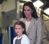 La petite Charlotte était très apprêtée !
Le prince William, prince de Galles, et Catherine (Kate) Middleton, princesse de Galles, avec leurs enfants le prince George de Galles, et la princesse Charlotte de Galles, lors d'une visite au Royal International Air Tattoo (RIAT) à RAF Fairford. 