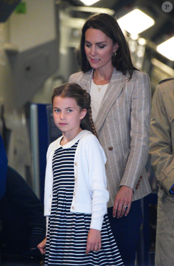 La petite Charlotte était très apprêtée !
Le prince William, prince de Galles, et Catherine (Kate) Middleton, princesse de Galles, avec leurs enfants le prince George de Galles, et la princesse Charlotte de Galles, lors d'une visite au Royal International Air Tattoo (RIAT) à RAF Fairford. 