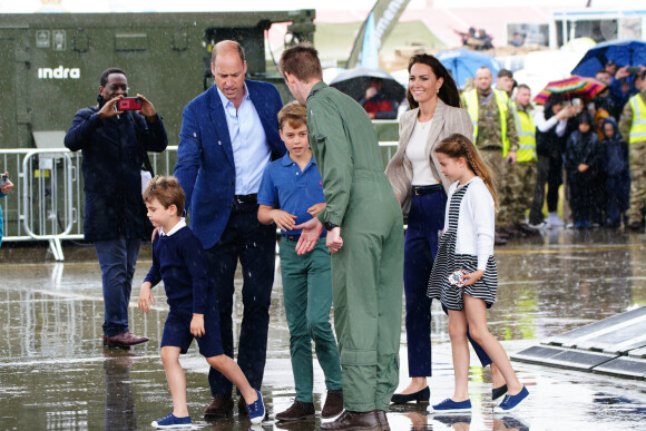 Le prince William, prince de Galles, et Catherine (Kate) Middleton, princesse de Galles, avec leurs enfants le prince George de Galles, et la princesse Charlotte de Galles, lors d'une visite au Royal International Air Tattoo (RIAT) à RAF Fairford, le 14 juillet 2023. 