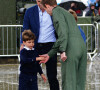 Une belle facon de débuter les vacances !
Le prince William, prince de Galles, et Catherine (Kate) Middleton, princesse de Galles, avec leurs enfants le prince George de Galles, et la princesse Charlotte de Galles, lors d'une visite au Royal International Air Tattoo (RIAT) à RAF Fairford, le 14 juillet 2023. 