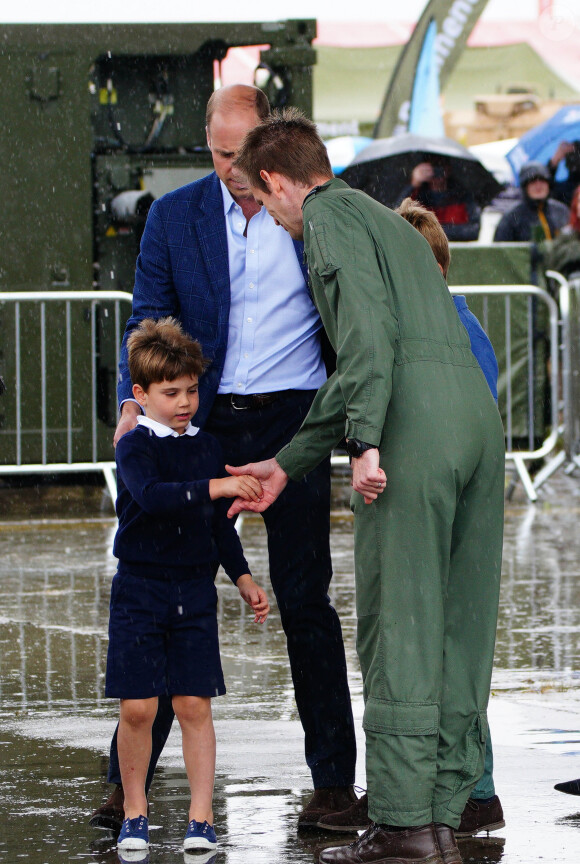 Une belle facon de débuter les vacances !
Le prince William, prince de Galles, et Catherine (Kate) Middleton, princesse de Galles, avec leurs enfants le prince George de Galles, et la princesse Charlotte de Galles, lors d'une visite au Royal International Air Tattoo (RIAT) à RAF Fairford, le 14 juillet 2023. 