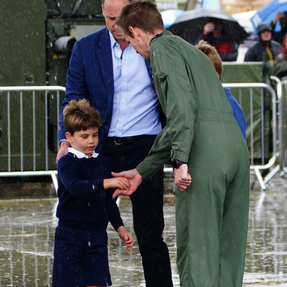 Une belle facon de débuter les vacances !
Le prince William, prince de Galles, et Catherine (Kate) Middleton, princesse de Galles, avec leurs enfants le prince George de Galles, et la princesse Charlotte de Galles, lors d'une visite au Royal International Air Tattoo (RIAT) à RAF Fairford, le 14 juillet 2023. 