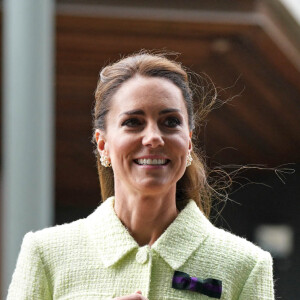 Kate Middleton a opté pour une veste de type saharienne en tweed pour sa tenue du jour à Wimbledon.
La princesse de Galles lors d'une visite pour le 13e jour du tournoi de Wimbledon ce samedi 15 juillet. © Bestimage