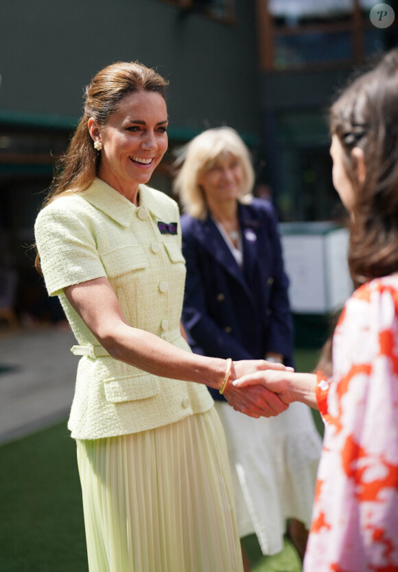 Kate Middleton a pu saluer les membres du staff avant la finale dame de Wimbledon.
La princesse de Galles lors d'une visite pour le 13e jour du tournoi de Wimbledon ce samedi 15 juillet. © Bestimage