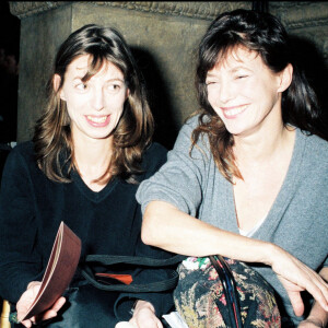 La fille aînée de Jane Birkin s'appelait Kate Barry.
Kate Barry et Jane Birkin et Charlotte Gainsbourg.
