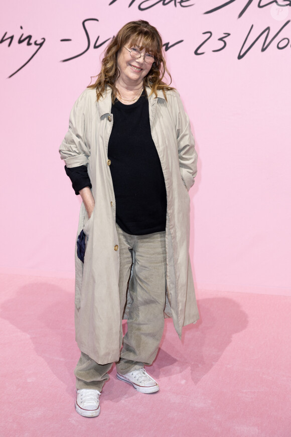 Des images émouvantes montrent Lou Doillon, Charlotte Gainsbourg et Yvan Attal quitter le domicile de Jane Birkin.
Jane Birkin - Photocall du défilé de mode prêt-à-porter printemps-été 2023 Femmes "Acne Studios" lors de la fashion week de Paris. Le 28 septembre 2022 © Olivier Borde / Bestimage