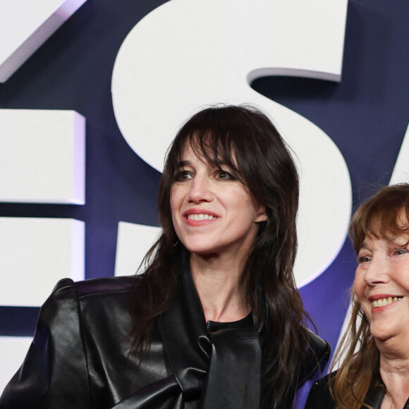 La chanteuse et actrice Jane Birkin s'est éteinte à l'âge de 76 ans.
Jane Birkin et sa fille Charlotte Gainsbourg au photocall de la 48ème cérémonie des César à l'Olympia à Paris le 24 février 2023 © Dominique Jacovides / Olivier Borde / Bestimage