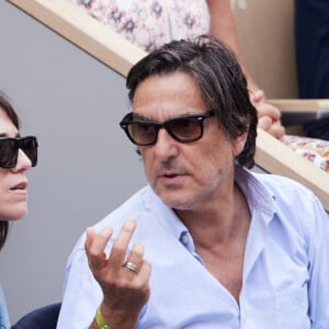 Yvan Attal et sa compagne Charlotte Gainsbourg - Célébrités en tribunes des Internationaux de France de tennis de Roland Garros 2023 à Paris le 11 juin 2023. © Jacovides-Moreau/Bestimage 