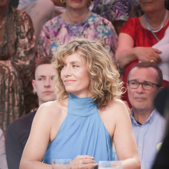 Et elle se dit très épanouie. "Je n'ai pas grandi dans ce milieu. Je viens d'une petite ville (...) où tout le monde se connaît"
Exclusif - Cécile de France - Emission "C à vous" lors du 76ème Festival International du Film de Cannes le 22 mai 2023. © Jack Tribeca / Bestimage 