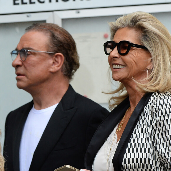 Malgré son immense notoriété, la principale intéressée préfère vivre sa belle relation à l'abri des regards avec Pascal, son nouveau compagnon... Et contrairement à elle, il n'est pas connu des médias français.
Caroline Margeridon et son compagnon - Mariage de Claude Lelouch à la mairie du 18ème à Paris. Le 17 juin 2023