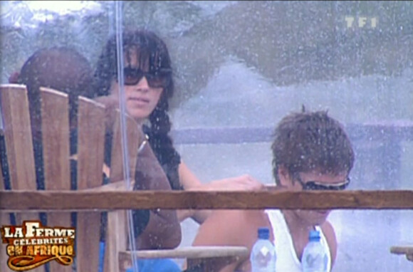 Karine nominée ? Elle trouve du réconfort auprès de Vendetta... et lui fait même un massage : quelle sympathique relation !
