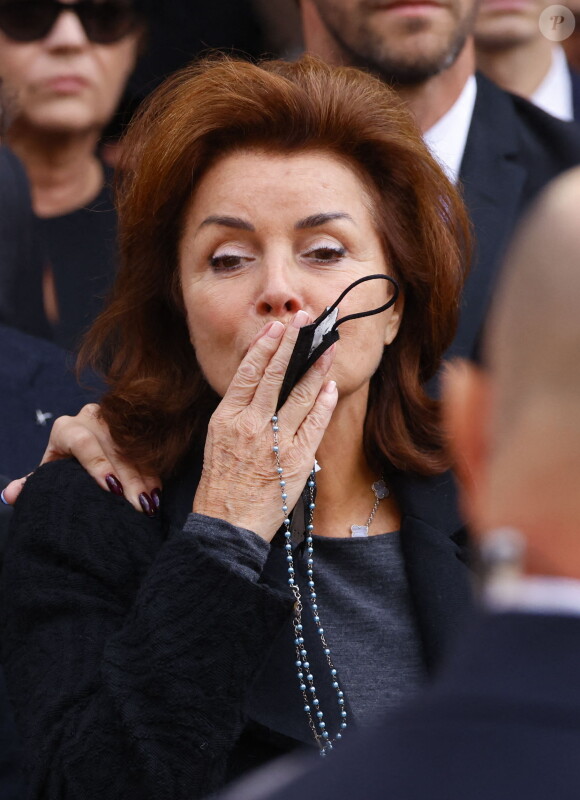 "Et tous les jours elle augmente. Je ne compte même plus", confie-t-elle à "Nice Matin". 
Dominique Tapie (femme du défunt) - Sorties de la messe funéraire en hommage à Bernard Tapie en l'église Saint-Germain-des-Prés à Paris. Le 6 octobre 2021 © Jacovides-Moreau / Bestimage