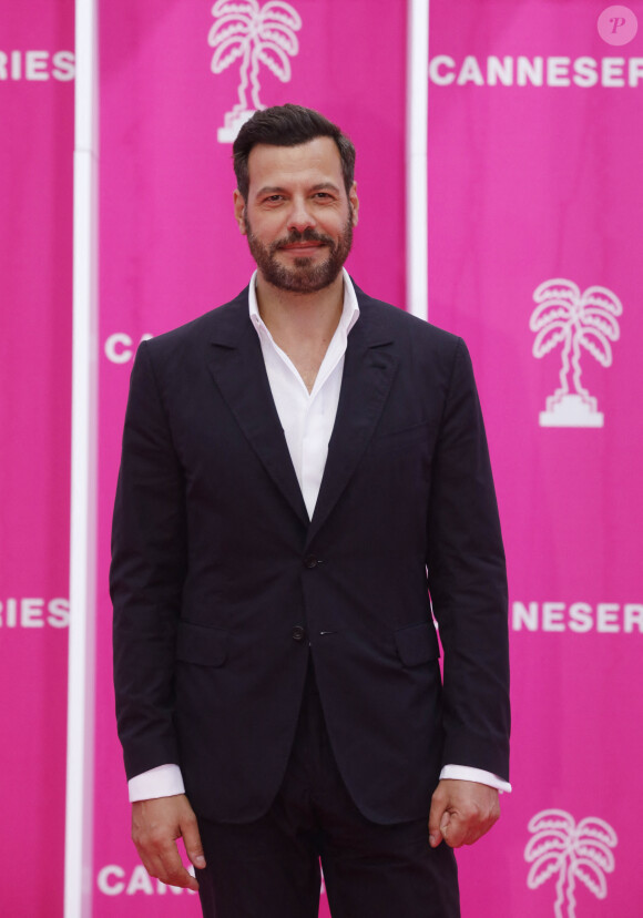 Mais Dominique Tapie doit aussi faire face à la prochaine sortie d'une série consacrée à son mari, dans laquelle Laurent Lafitte incarne Bernard Tapie.
Laurent Lafitte pour la série "Tapie" - Photocall (tapis rose) du festival Canneseries saison 6 au palais des festivals à Cannes le 16 avril 2023. © Denis Guignebourg / Bestimage 