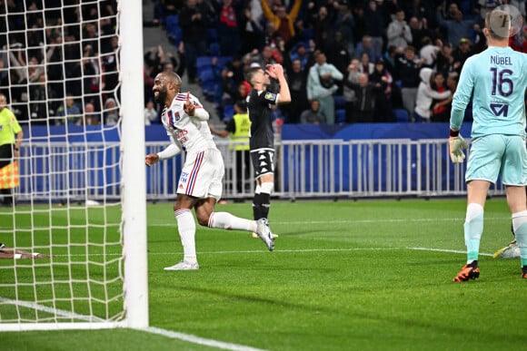 Le journaliste et commentateur pour beIN Sports, Philippe Genin, en est à l'origine. "Oooooh, le général Lacazette ! Pour le quatrième but de l'Olympique lyonnais ! Un coup de canon terrible !", avait-il à l'époque lâché à son micro en direct.
Joie de Alexandre Lacazette (lyon) lors du match de championnat de Ligue 1 Uber Eats opposant l'Olympique Lyonnais (OL) à l'AS Monaco at stade Groupama à Decines-Charpieu, France, le 19 mai 2023. L'OL a gagné 3-1. © Frédéric Chambert/Panoramic/Bestimage