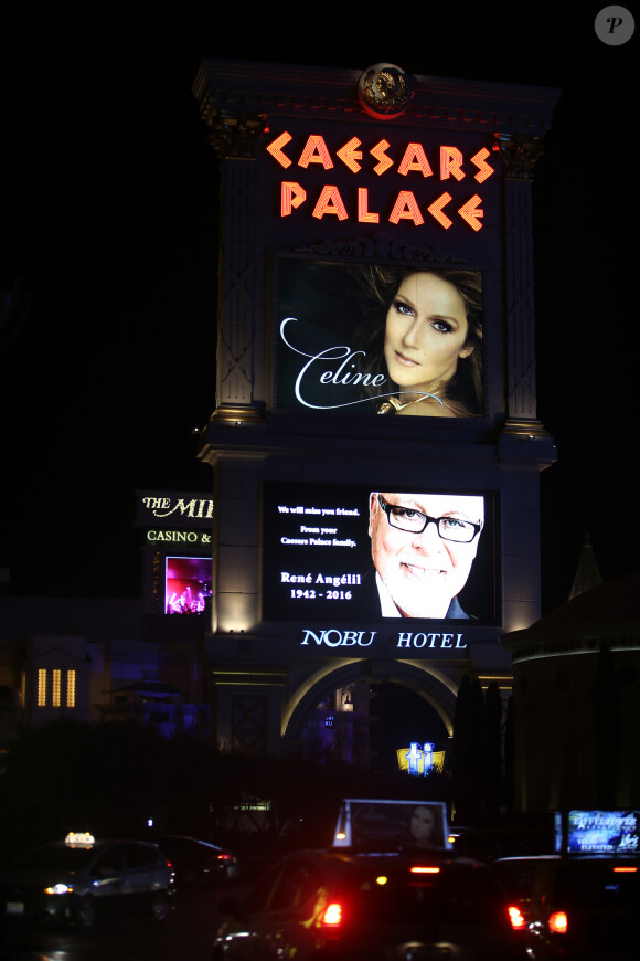 Et se remet toujours de la mort de René Angelil, son mari.
Le Caesars Palace rend hommage à René Angelil (mari de Céline Dion) à Las Vegas le 16 janvier 2016 