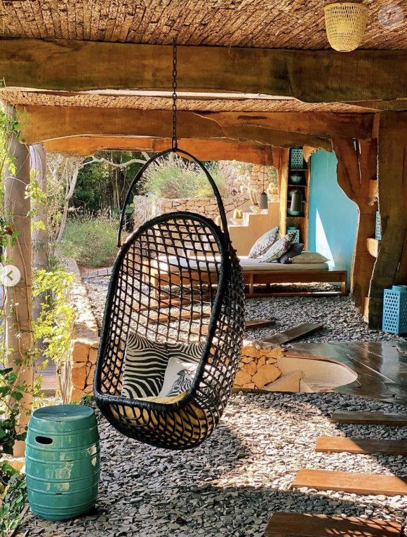 Juste en dessous, on retrouve "un espace sieste" comme elle l'appelle.
Emmanuelle Rivassoux et son mari Gilles Luka sont installés dans une magnifique maison de pêcheur depuis plus de 10 ans, dans le Var. Instagram