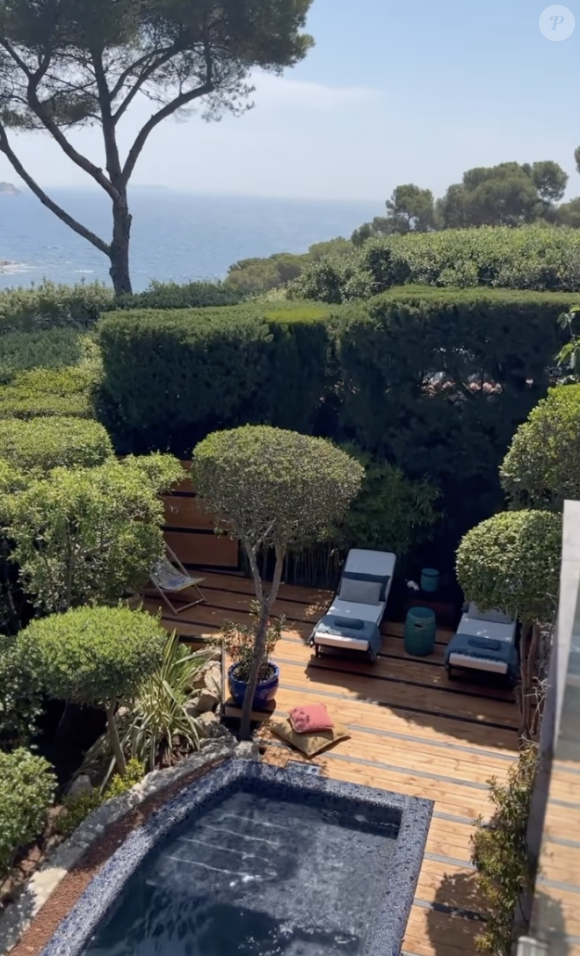 Emmanuelle Rivassoux et son mari Gilles Luka sont installés dans une magnifique maison de pêcheur depuis plus de 10 ans, dans le Var. Instagram